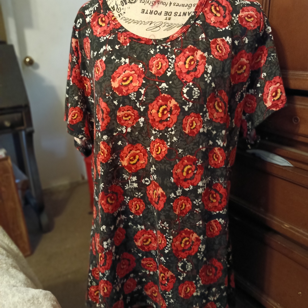 Floral Black and Red Women's Top By Lularoe Size 3XL